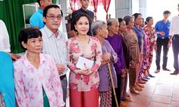Việt Hương mặc áo bà ba đi trao quà cho người nghèo