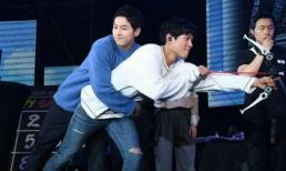 Song Joong Ki ôm ấp đàn em ở Đài Loan bỏ mặc Song Hye Kyo