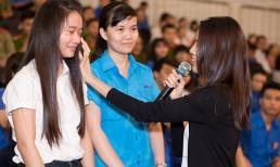 Lan Khuê lau nước mắt, tặng vé cho sinh viên về quê ăn Tết