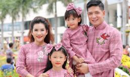 Gia đình Bình Minh diện áo dài cách tân cùng nhau dạo phố