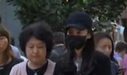 Angela Baby đi sắm Tết cùng mẹ chồng sau hơn một tuần sinh nở 