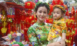 Maya cùng con gái diện áo dài đi chợ Tết