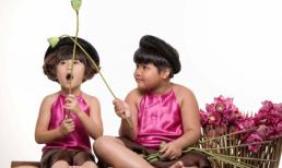 Hai con gái của Thúy Nga đáng yêu khi chụp ảnh với hoa sen