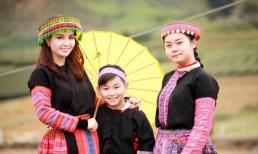 Mẹ con Mai Thu Huyền mặc đồ dân tộc cười rạng rỡ trên cao nguyên