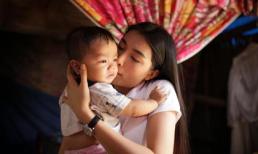 Lệ Hằng không ngại trời mưa đi trao nhà cho người dân Quảng Nam