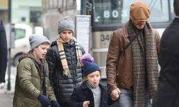 Harper đội mũ len đáng yêu tung tăng xuống phố với bố và 2 anh trai 