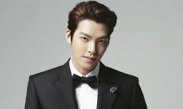 Kim Woo Bin bị chấn thương vùng eo phải đeo đai bảo vệ 