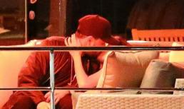 Selena Gomez bị bắt gặp ôm hôn bạn trai mới trên du thuyền 