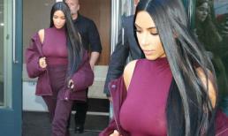 Kim “siêu vòng 3” không mặc áo ngực, diện cả cây tím đến show thời trang của chồng 