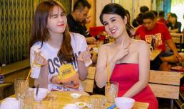 Chỉ là đi ăn ốc, Ngọc Trinh cũng 'thua xa' chị gái về độ gợi cảm