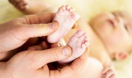 Khi con khóc không có lý do nên lập tức kiểm tra ngón chân của bé