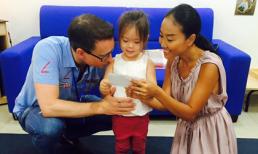 Con gái Đoan Trang tự tin trong lớp học nhờ sự hướng dẫn của bố mẹ