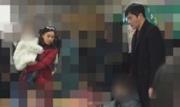 Lộ ảnh hiếm hoi vợ chồng tài tử Jang Dong Gun xuất hiện bên 2 con 