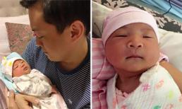 Lam Trường hạnh phúc ngắm nhìn con gái mới sinh