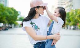 Con gái Maya đáng yêu hết cỡ tung tăng dạo phố cùng mẹ