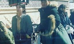 Suzy 'xuống tóc', ăn vận như bà thím trên phim trường 