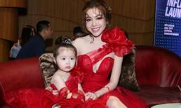 Mẹ con Elly Trần nổi bần bật, rộn ràng đùa giỡn một góc khán phòng