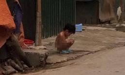 Clip 'Mẹ bắt con gái 3 tuổi lột sạch quần áo đứng giữa trời mưa, rét' gây phẫn nộ