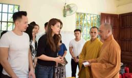 Mặc cầu tre lắt lẻo, Trương Ngọc Ánh lặn lội đến với bà con cù lao nghèo Tiền Giang