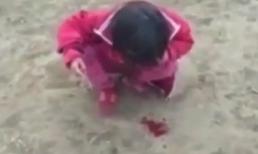 Phẫn nộ: Mẹ đánh con hộc máu chỉ vì... làm ướt quần