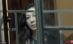 Tình cũ Thành Long khóc sưng mắt vì bị con gái tố bạo hành