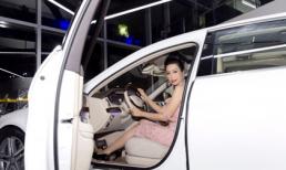 Trịnh Kim Chi ngày càng gợi cảm, tự lái xế hộp sang chảnh đi sự kiện