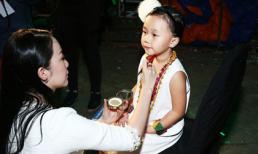 Linh Nga ân cần trang điểm cho con gái trong hậu trường