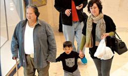 Không còn đi bar với gái trẻ, Hồng Kim Bảo chống gậy đưa vợ đi mua sắm 