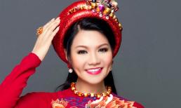 NSƯT Ngọc Huyền vẫn tươi tắn khi đội mấn 5kg trên đầu suốt mấy tiếng ròng