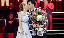 Quang Dũng ôm hôn Thanh Thảo liên tục trên sân khấu