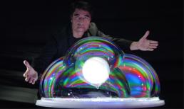 Mở toang thế giới cảm xúc cực đậm với phù thủy bong bóng Fan Yang