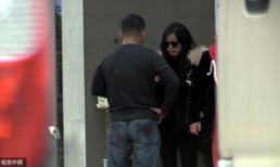 Mặc xuề xòa nhưng Triệu Vy chứng tỏ đẳng cấp đại gia khi đi phi cơ riêng 