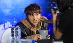 Sơn Tùng M-TP cực đáng yêu khi để fans vô tư bẹo má trong buổi kí tặng tại Hà Nội