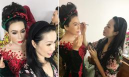 Trịnh Kim Chi tự trang điểm cho tượng sáp của mình