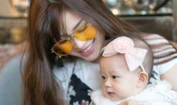 Con gái Á hậu Diễm Trang thích thú khi được mẹ đưa đi dạo phố