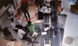 Clip: Dùng súng uy hiếp nhân viên ngân hàng, cướp hơn 2 tỷ đồng ở Trà Vinh