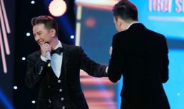 Mr Đàm bối rối khi được Dương Triệu Vũ tặng nhẫn 'cầu hôn' trước hàng trăm khán giả