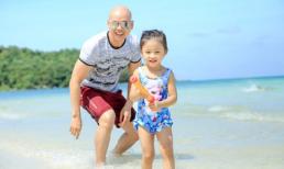 Phan Đinh Tùng vui đùa cùng con gái khi đi du lịch Phú Quốc