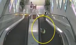 Kinh hãi bé trai suýt bị thang cuốn siêu thị nghiền nát tay
