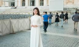 Á hậu Thùy Dung khoe vẻ đẹp tinh khôi với áo dài trắng tại Vaticane