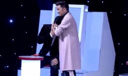 Quang Lê bất ngờ gục vào lòng Mr Đàm khóc nức nở