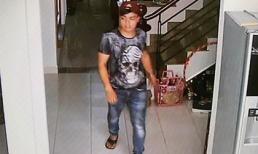 Trộm tay cầm dao ngang nhiên đi khắp nhà lục tìm tài sản