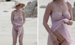 Katy Perry khoe ngực 'khủng', vô tư kéo váy căn chỉnh đồ bơi