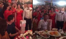 Cô dâu, chú rể phải mang bao tải để đựng tiền mừng trong đám cưới