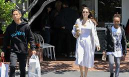 Angelina Jolie diện cây trắng tinh khôi khi đi mua sắm cùng Pax Thiên và Zahara