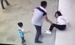 Phẫn nộ chồng đánh đập vợ dã man ngay trước mặt con nhỏ