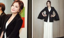 Lâu không gặp Triệu Vy bất ngờ xuất hiện quý phái với set đồ đen trắng 