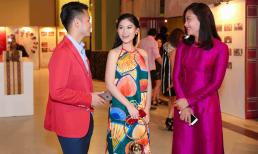 Ngọc Thanh Tâm, Hồng Ánh mặc áo dài đón khách Tây xem 'Đảo của dân ngụ cư' tại Madrid