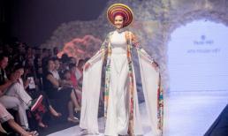 Trương Thị May rạng rỡ làm vedette trên sàn catwalk