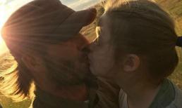 Phát sốt trước hình ảnh Harper chu môi hôn bố Beckham